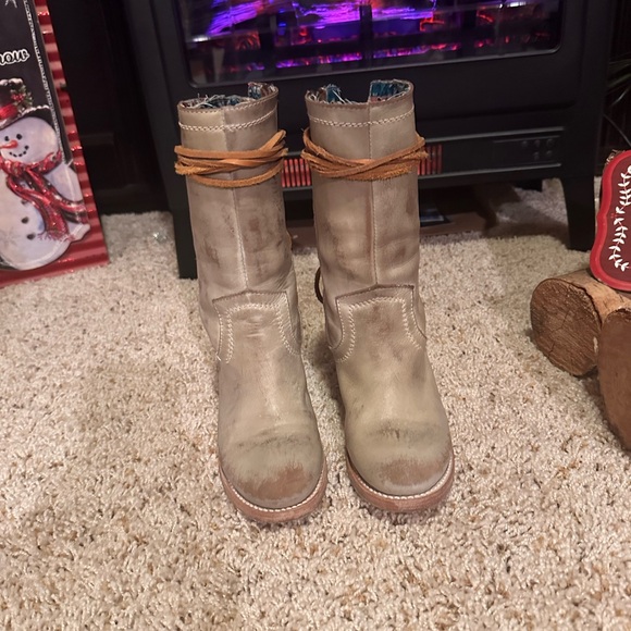 Stylish Tan Lace-Up Women's Boots - Picture 2 of 6